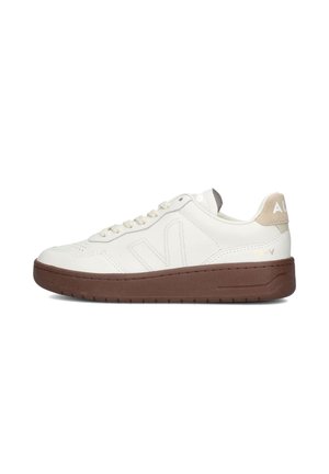 Witte leren sneaker met een bruine rubberen zool, ronde neus en subtiele stiksels. Bevat een beige hielpaneel en een geperst logo-detail.