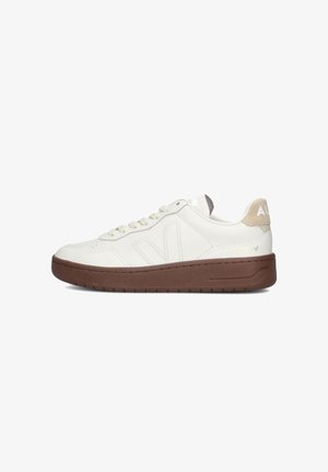 Witte leren sneaker met een bruine rubberen zool, ronde neus en subtiele stiksels. Bevat een beige hielpaneel en een geperst logo-detail.