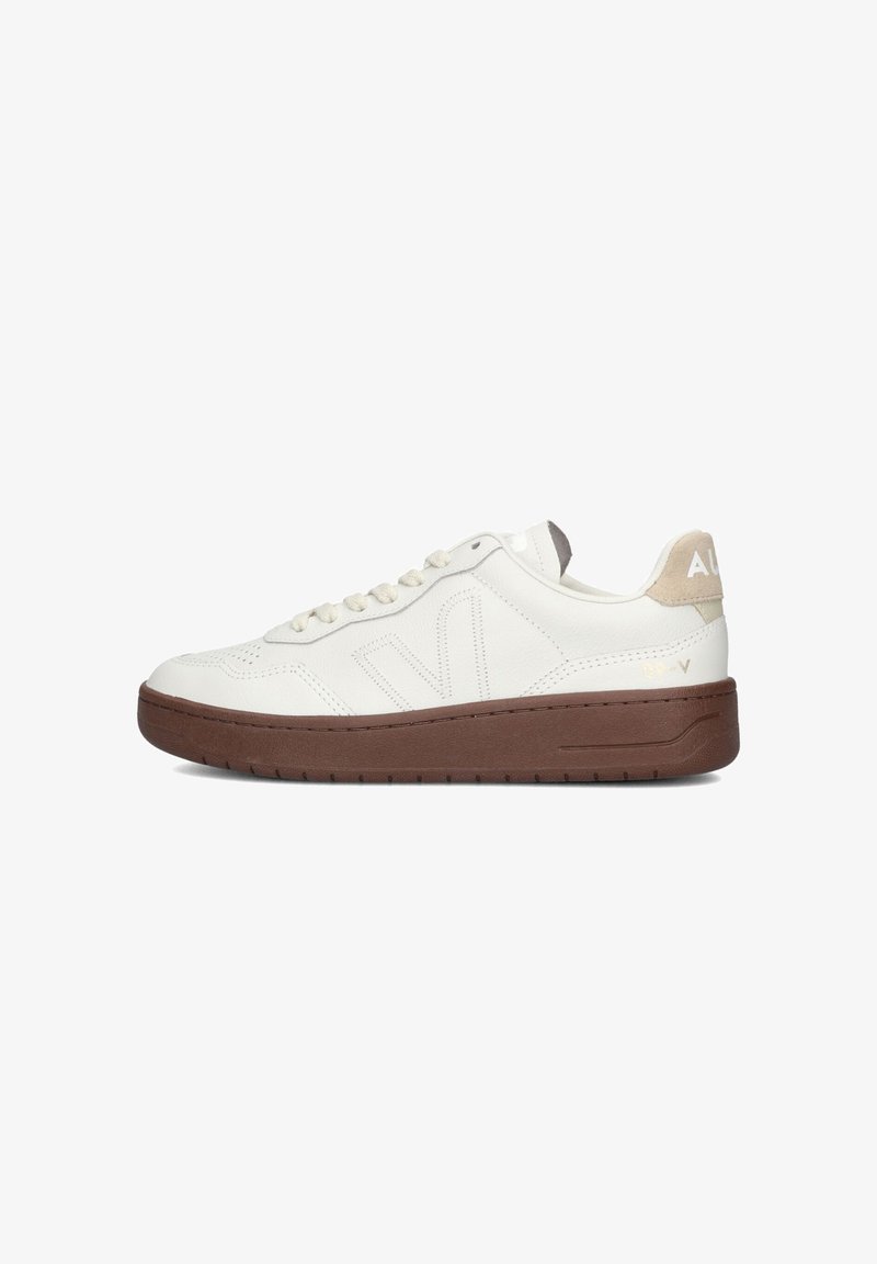 Weiße Ledersneaker mit brauner Gummisohle, runder Zehenpartie und dezenten Nähten. Verfügt über eine beigefarbene Fersenschlaufe und ein geprägtes Logo-Detail.