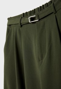 Olivgrüne, hochtaillierte Hose aus glattem Stoff, mit einem Gürtelschnitt, Falten und seitlichen Taschen für zusätzliche Funktionalität.