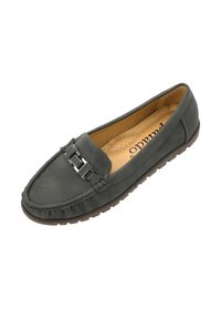 Zapato gris de cuero tipo mocasín, con diseño de mocasín, detalle de costura y herrajes decorativos de metal en la parte frontal. Suela de goma flexible.