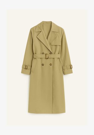 Bež plašč s dvojno zapenjanjem spredaj, širokimi reverji, pasom z pravokotno zaponko in varnimi stranskimi žepi. Gladko, natančno krojeno blago.
