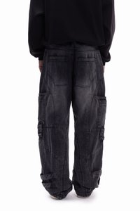 Χαλαρά μαύρα τζιν cargo παντελόνια με πολλαπλές τσέπες, ξεβαμμένο πλύσιμο και ενισχυμένες ραφές. Ρυθμιζόμενες μανσέτες στους αστραγάλους.