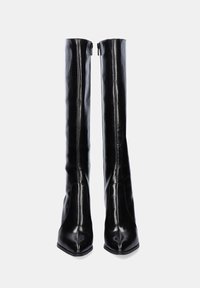 Botas de cuero negras hasta la rodilla con un acabado brillante, puntera afilada y cierre con cremallera lateral, con una textura suave y un diseño elegante.