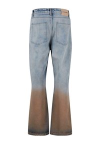 Šviesiai mėlynos džinsinės kelnės su flared siluetu, kurių apačia palaipsniui pereina į rudą spalvą. Kelnės turi dvi užpakalines kišenes ir firminę etiketę ant juosmens.