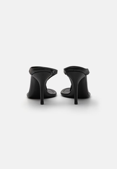 Sandale negre cu toc înalt, cu spatele deschis și curea lată, având o textură de piele netedă și un toc subțire de tip stiletto.