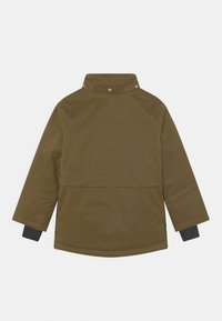 Vandtæt jakke i olivengrøn med høj krave, trykknaplukning, lange ærmer med sorte manchetter og design med buet søm.