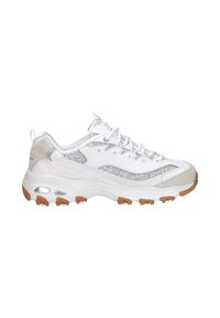 Baskets de sport blanches et beiges avec panneaux en mesh, fermeture à lacets, semelle épaisse et semelle extérieure en caoutchouc brun pour une bonne traction en extérieur.