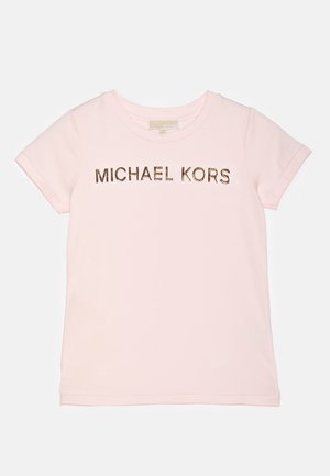 Lyserød T-shirt med korte ærmer, rund halsudskæring og metallisk gyldent "MICHAEL KORS"-tekst over brystet.