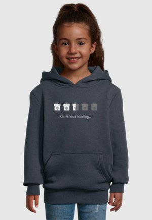 Mørkegrå hoodie med en frontlomme, med et print af fire gaveæsker og teksten "Jul indlæses..." i hvid.