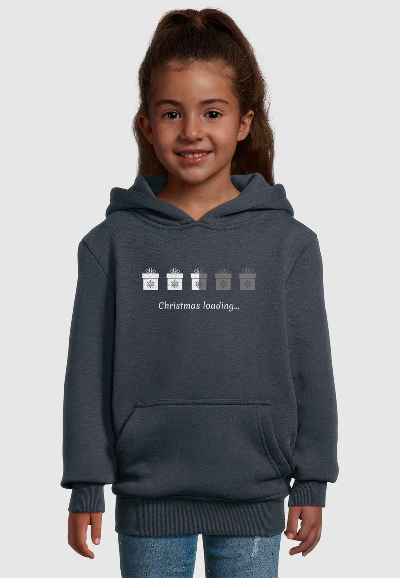 Mørkegrå hoodie med en frontlomme, med et print af fire gaveæsker og teksten "Jul indlæses..." i hvid.