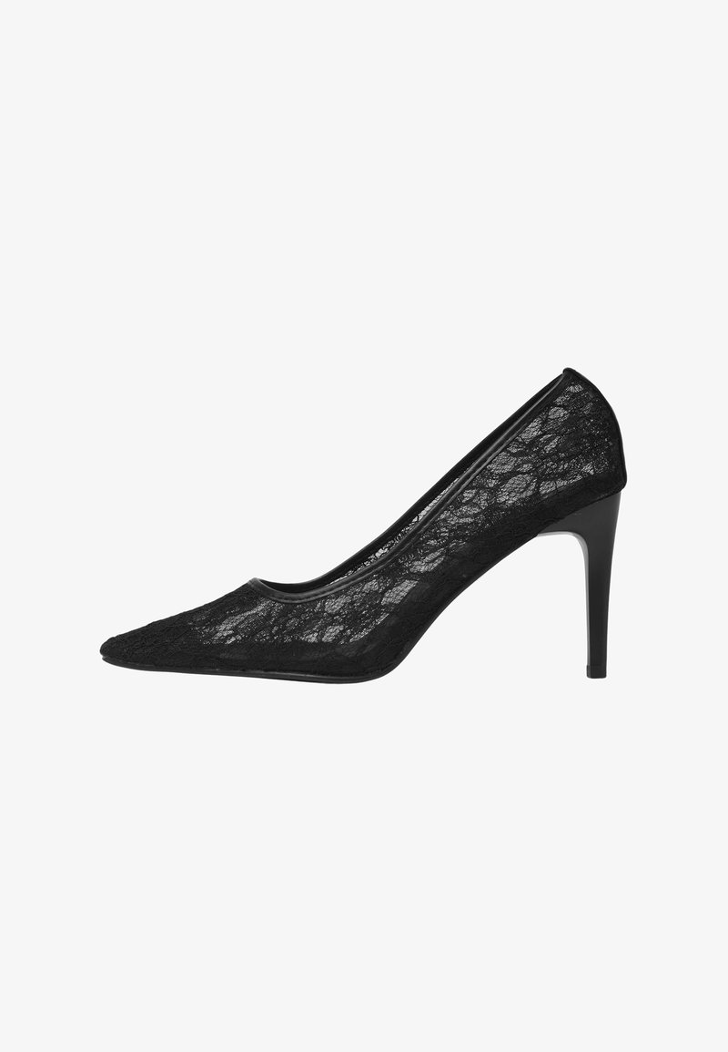 Chaussure à talons hauts en dentelle noire avec un bout pointu et une silhouette élégante ; présente une bordure noire brillante et un talon de 10 cm.