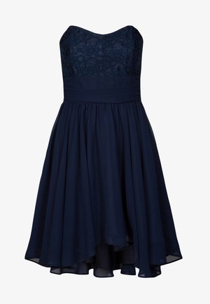 Trägerloses marineblaues Kleid mit Spitzenoberteil, tailliertem Schnitt und fließendem High-Low Chiffonrock.