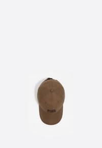 Gorra de béisbol marrón hecha de tela, con diseño de seis paneles, correa ajustable y logo bordado en la parte frontal.