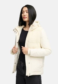 Lichtgewicht crèmekleurige pufferjack met een textured fleece-paneel, ritssluiting en capuchon. Beschikt over een gladde afwerking en zijzakken.