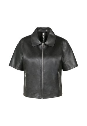 Schwarze Lederjacke mit kurzen Ärmeln, Kragen, einem Frontreißverschluss und zwei seitlichen Reißverschlusstaschen. Glatte Textur und minimalistische Akzente.