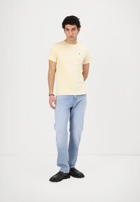 Tommy Jeans SLIM TEE - T-shirt - bas - custard cream