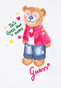 Illustration av en björn i en röd jacka och denimshorts, som bär glasögon, med blommiga detaljer, tillsammans med färgglad text på en vit bakgrund.