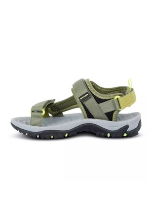 Sandalia exterior con tiras ajustables de tela verde, laterales de malla negra, suela acolchada gris y suela exterior texturizada negra con detalles amarillos.