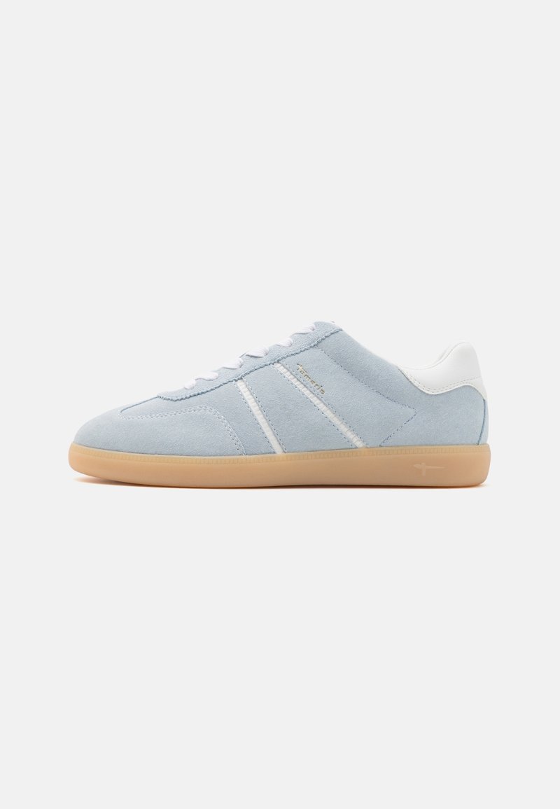 Baskets en daim bleu clair avec lacets blancs et languette au talon, bandes latérales blanches et semelle en gomme caramel sur fond blanc uni.