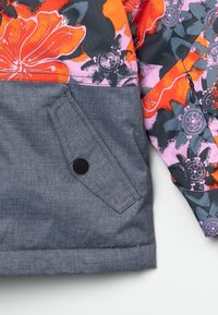 Kolorowa zimowa kurtka z pomarańczowo-różowym kwiatowym wzorem na górnej części oraz szarą, teksturowaną kieszenią na dolnej części.