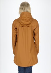 Giacca da pioggia marrone resistente all'acqua con cappuccio, caratterizzata da un design semplice e lunghezza fino a metà coscia. Texture liscia, senza dettagli hardware visibili.