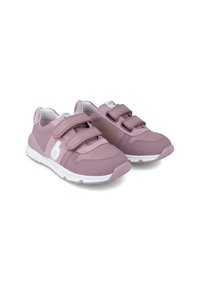 Zapatillas deportivas rosas con dos tiras de Velcro, parte superior de tela, suela de goma, punta redondeada y acentos blancos contrastantes en los laterales.