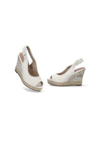 Sandalias de cuña blancas con detalle de ganchillo, punta abierta y tira trasera. La suela envuelta en yute añade textura y altura.