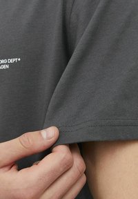 Jack & Jones JORVESTERBRO BACK SS CREW NECK  - Trükipildiga T-särk - asphalt