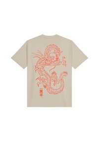 Beige T-Shirt mit kurzen Ärmeln, auf dem Rücken mit einem großen roten Drachenmotiv, das komplexe Details und Texturen aufweist. Chinesische Zeichen am unteren Rand.