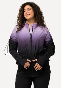 Giacca zip-up ombre con un gradiente da viola a nero, lacci elastici alle maniche e maniche di contrasto nere. Tessuto liscio e design attillato.