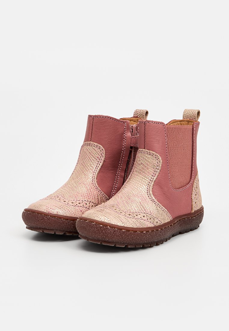 Kinderschuhe mit Knöchelhöhe aus pinkfarbenem Leder und strukturierten, metallischen Vorderteilen, seitlichem Reißverschluss, elastischen Einsätzen und braunen Gummisohlen.