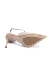 Cizmă cu toc stiletto din piele patent nud, cu vârf ascuțit, curea la gleznă și talpă texturată cu branding. Finisaj neted cu un luciu subtil.