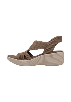 Bruine sleehaksandaal met open teen, getextureerde elastische bandjes en een beige geribbelde zool, gezien van opzij.