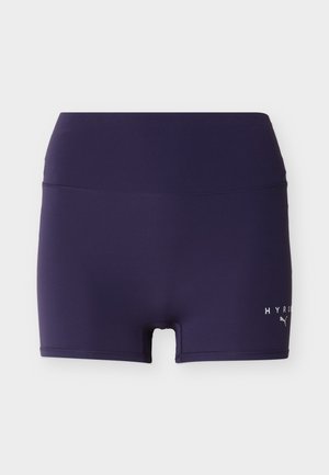 Temno modre oprijete športne kratke hlače s širokim pasom in majhnim logotipom Puma Hyrox na spodnjem desnem stegnu.