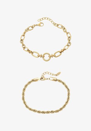 Gouden armbanden; een heeft geprofileerde schakels met een centrale cirkel; de ander heeft een gedraaid ontwerp. Beide zijn voorzien van verstelbare sluitingen.