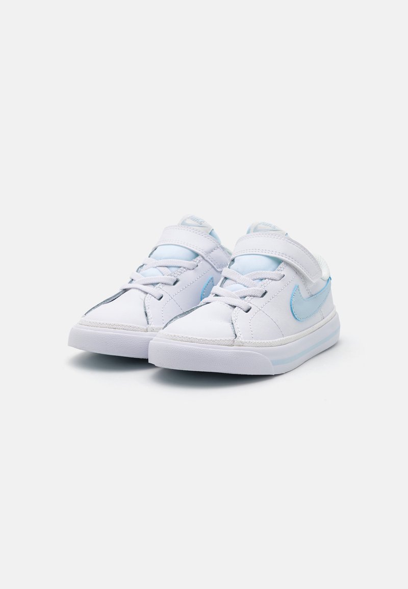 Zapatillas blancas con acentos en azul claro, parte superior sintética, cierre de cordones y Velcro, punta redondeada, suela de goma texturizada y detalle de logo.