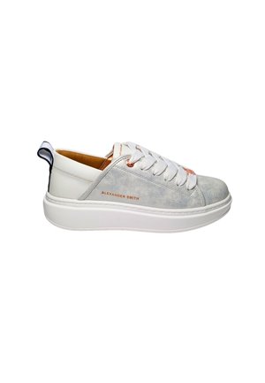 Sneaker in suede bianco e grigio chiaro con suola spessa bianca, lacci bianchi e testo "Alexander Smith" in oro sul lato.