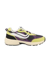 Sneaker multicolore con materiali in rete e suede, nelle tonalità di giallo, viola e nero, con una striscia bianca e suola testurizzata.