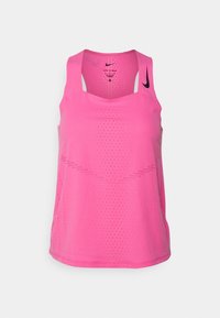 Débardeur de sport rose sans manches avec tissu respirant perforé et logos Nike noirs sur la poitrine et la bretelle.