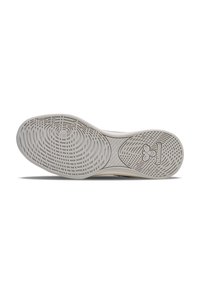 Lichtgrijze sneakersool met ingewikkelde loopvlakpatronen, voorzien van een verhoogd logo en een textuurontwerp voor verbeterde grip en tractie.