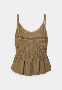 Top castanho com textura, sem mangas, com um design franzido, decote em forma de meio círculo e bainha peplum evasé. Alças finas ajustáveis.