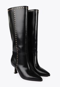 LOLA CASADEMUNT - Kozaki