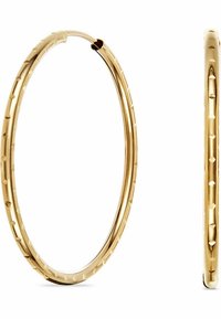 Goldfarbene Creolen mit einem strukturierten Design, das kleine, gleichmäßig verteilte Facetten auf der Oberfläche aufweist. Leicht und kreisförmig.