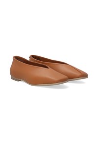 Hnědé kožené baleríny s nízkým podpatkem, špičatou špičkou a otevřeným bočním designem, které ukazují hladkou texturu a minimalistický styl.
