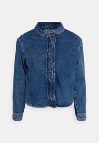Camicia in denim blu scuro, con rouches sul davanti e sul colletto, maniche lunghe e orlo corto. Cinque bottoni sul davanti.