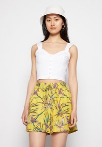 ONLY ONLRILLA LOOSE  - Calções - spicy mustard