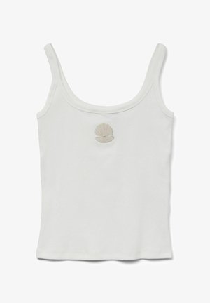 Biały top na ramiączkach z wąskimi paskami, z haftem w muszelki na przodzie. Żebrowana faktura, dopasowany krój i okrągły dekolt.