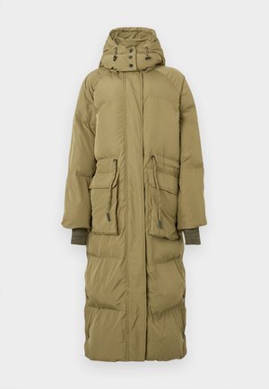 Langer, olivgrüner Puffercoat mit Kapuze, ausgestattet mit zwei vorderen Taschen, verstellbarem Bund und gerippten Bündchen. Glatte Textur und gepolsterte Ausführung.