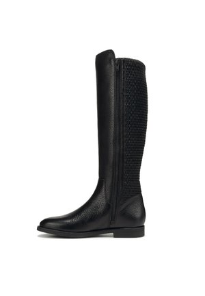 Botte haute en cuir noir avec panneau en tissu texturé à l'arrière et fermeture éclair latérale, semelle plate et bout rond.